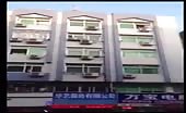 A chinese girl commits suicide from a low-rise building 3