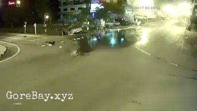 2 cars collide at junction with broken traffic light 3