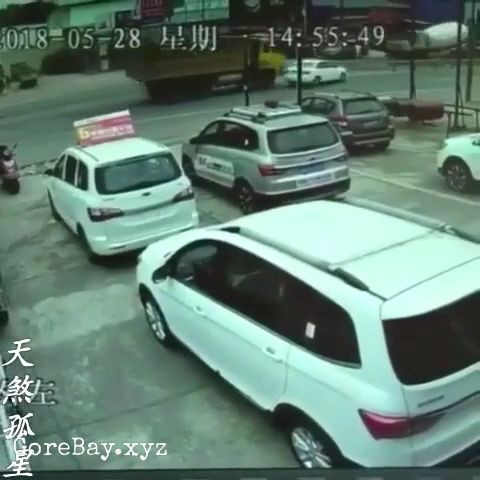 Car slowly crushed by a truck 4