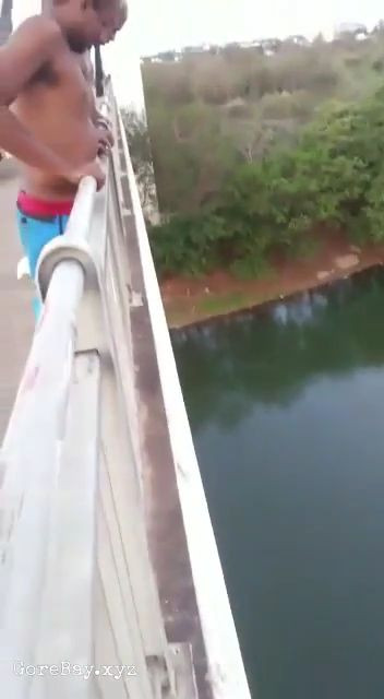 Man dies after jumping into the water and land on his belly 2