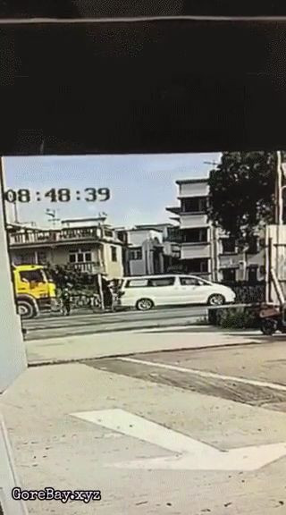 Truck runs over a man who was trying to cross the road blindly 6