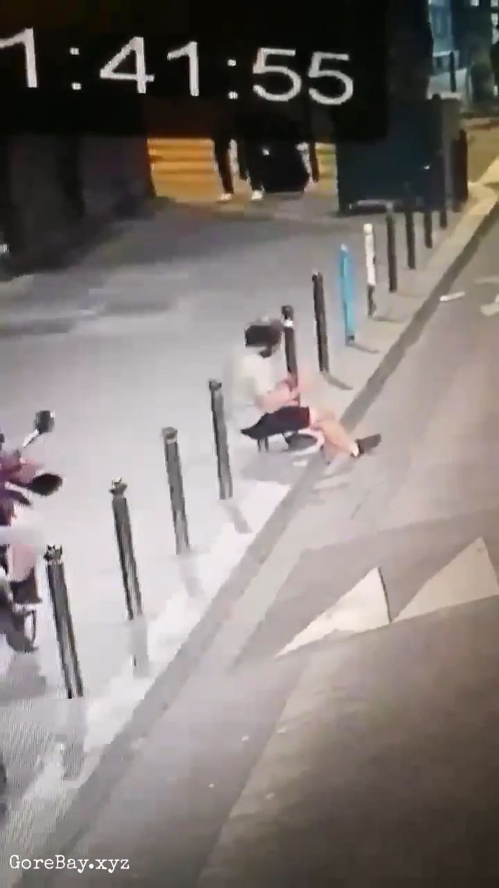 Man falls perfectly on a pole, impaling himself 4