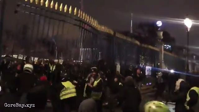 Protesters in Paris crushed by a fence 5