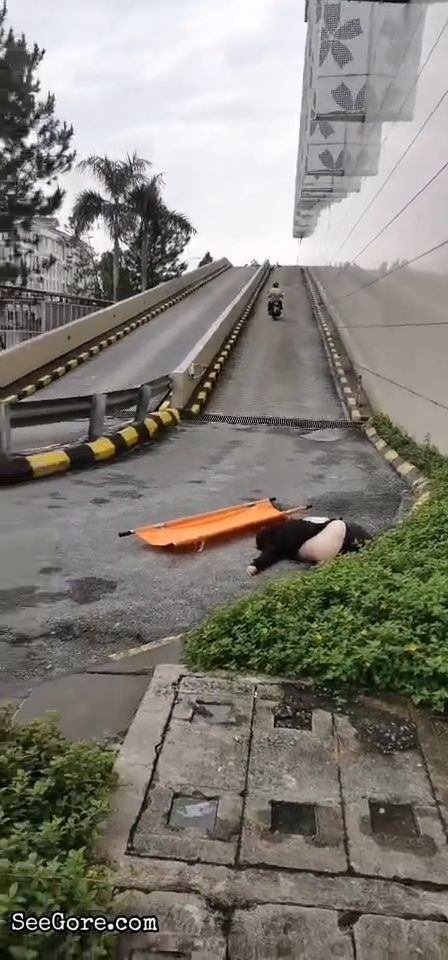 [Aftermath] Chinese girl suicide by jumping off from a tall building 14
