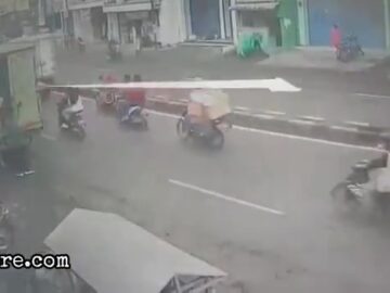 Biker slides under a truck, but escaped death 7