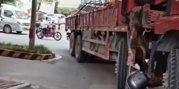 Man stuck under a heavy truck 19