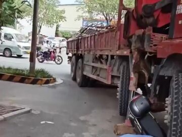 Man stuck under a heavy truck 10
