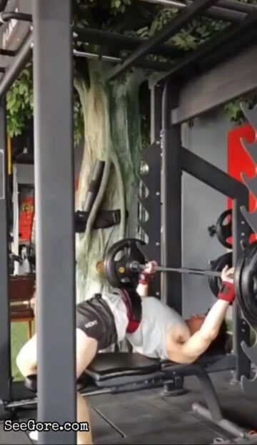 Wuhan man pinned under a 100kg barbell 11