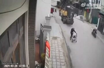 Old woman pushing a trolley crushed by an excavator 5