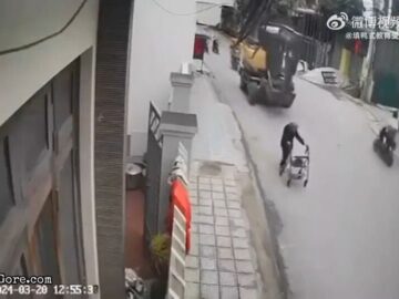 Old woman pushing a trolley crushed by an excavator 5