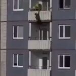 Man climbs down like Spider-Man and falls 1