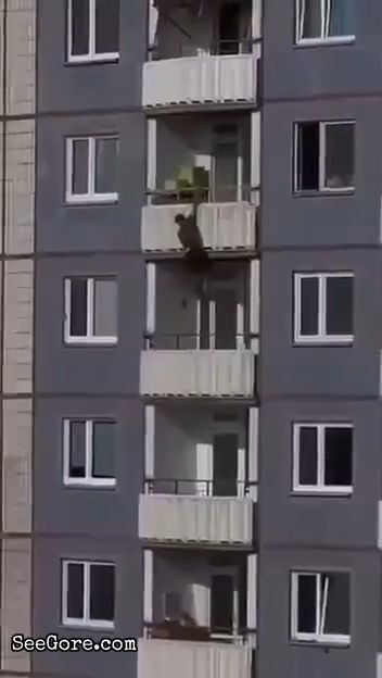 Man climbs down like Spider-Man and falls 3