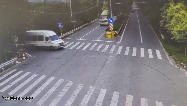 Cement Truck Crashes Into a Van, Throwing Passengers Onto the Road 21