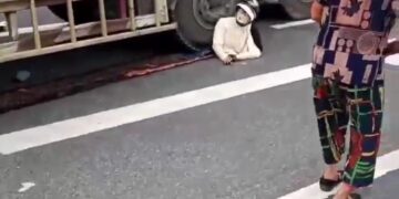 Woman Calmly Making Her Last Phone Call Under Truck Tyre 13