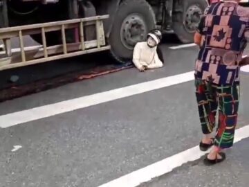 Woman Calmly Making Her Last Phone Call Under Truck Tyre 9