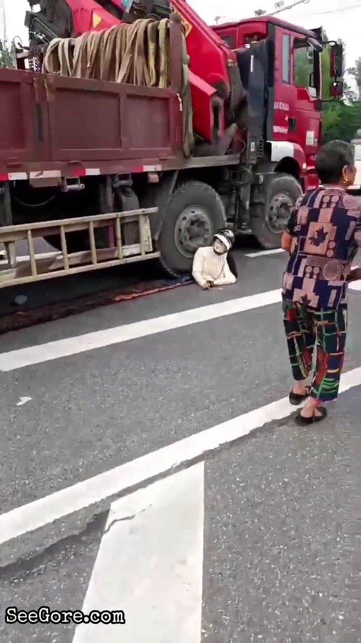Woman Calmly Making Her Last Phone Call Under Truck Tyre 20