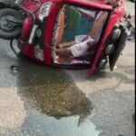 Man's Head Stuck at His Auto Rickshaw 1