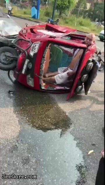 Man's Head Stuck at His Auto Rickshaw 7