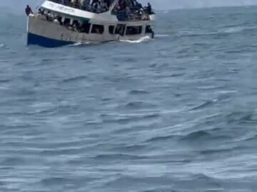 Boat Sinks With a lot of People Onboard 5