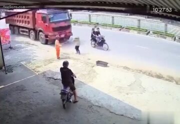 Truck Drives Straight Into a Worker at the Side of the Road 1