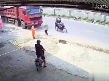 Truck Drives Straight Into a Worker at the Side of the Road 10